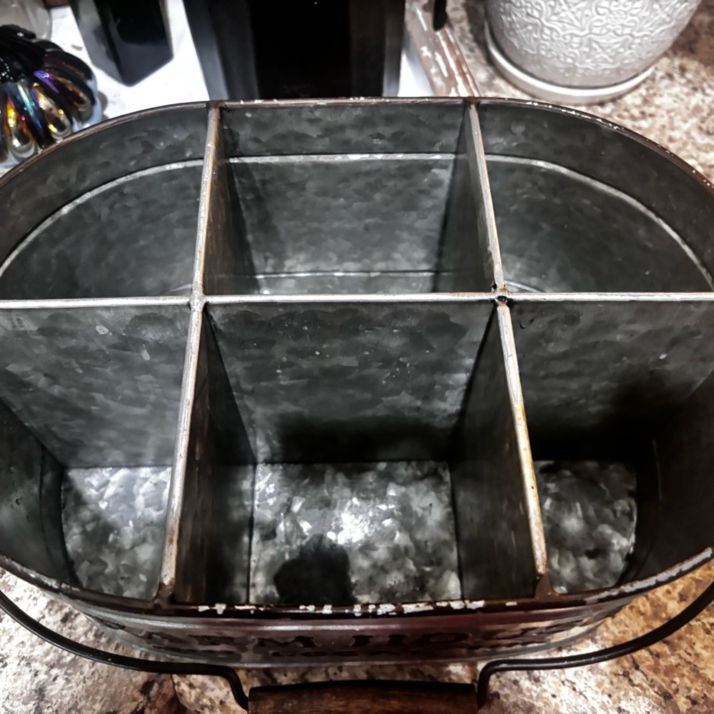 Farmhouse metal storage container - Picture 2 of 2